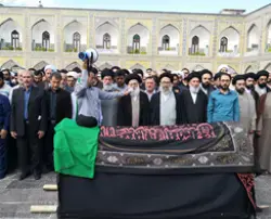 عکس از اقامه ی نماز بر پیکر سید محمد محسن طهرانی