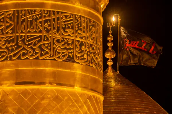 عکس زیبا از گنبد و مناره طلایی امام حسین در شب