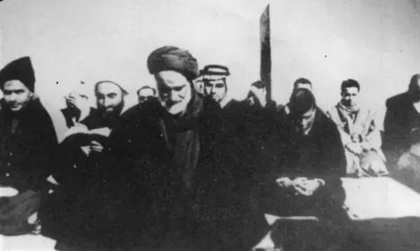 عکسی قدیمی از مرحوم سید هاشم حداد پس از اقامه نماز