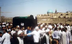عکسی از تشییع جنازه علامه طهرانی و حضور مردم