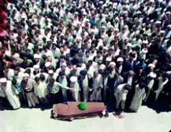 عکس اقامه نماز آیت الله بهجت بر پیکر علامه طهرانی
