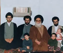 عکس مرحوم علامه طهرانی در جمع فرزندان 