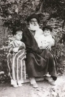 عکسی کمیاب از کودکی علامه طهرانی در کنار پدر و برادر