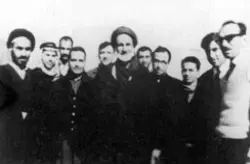 عکس قدیمی از سید هاشم حداد در کنار جمعی از دوستان