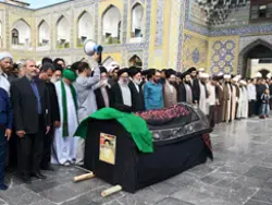 عکس اقامه نماز بر پیکر سید محمد محسن طهرانی در صحن آزادی