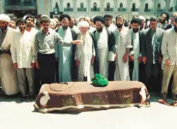 عکس اقامه نماز آیت الله بهجت بر پیکر علامه طهرانی